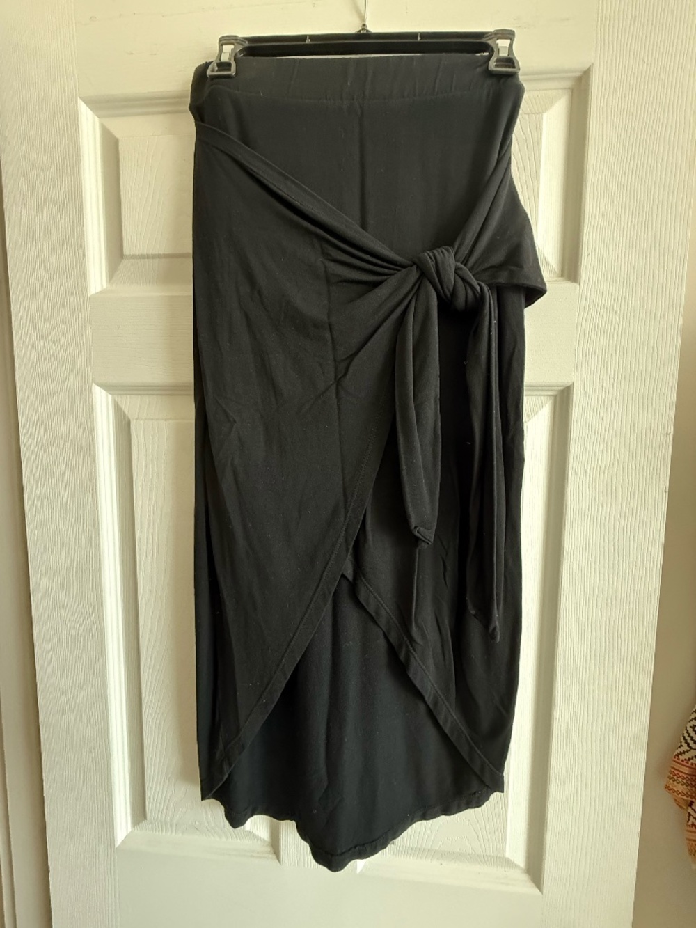 Black Jersey Midi Wrap Skirt with Front Knot | Stretchy High Waist | Resort Vaca - Picture 2 of 3
